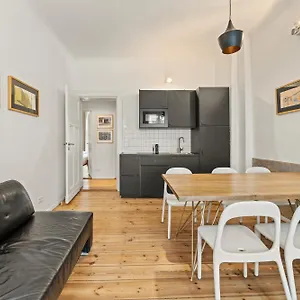 Mooeve Friedrichs Mid Berlin